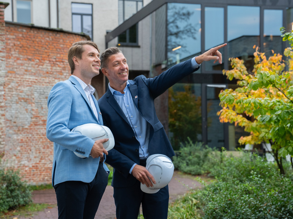 Twee makelaars kijken naar een nieuwbouwproject