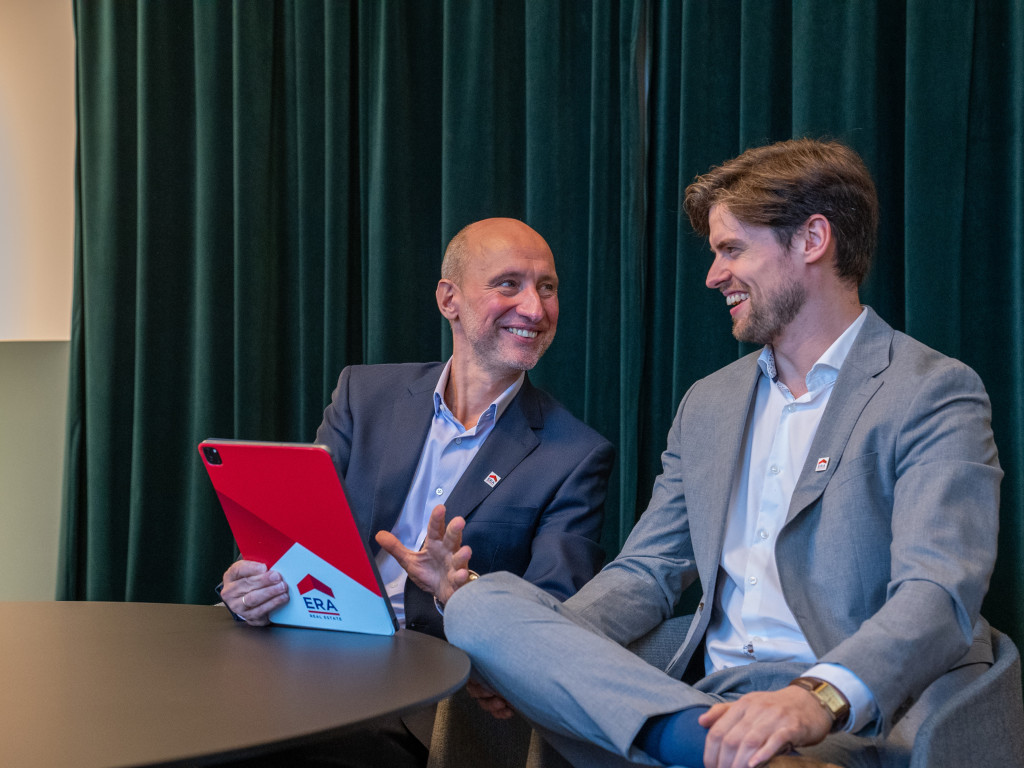 Twee mannen bespreken het invest