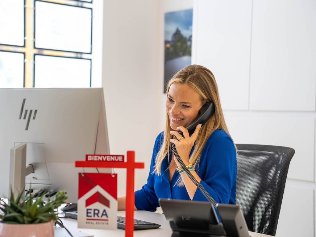 Agent immobilier ERA qui appelle