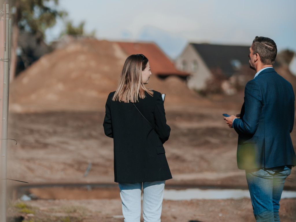 Man en vrouw bekijken een projectgrond