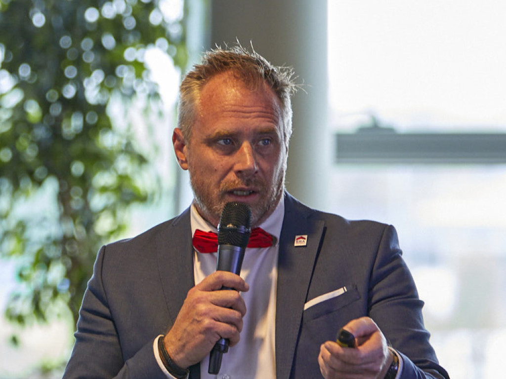 Emmanuel geeft een opleiding.