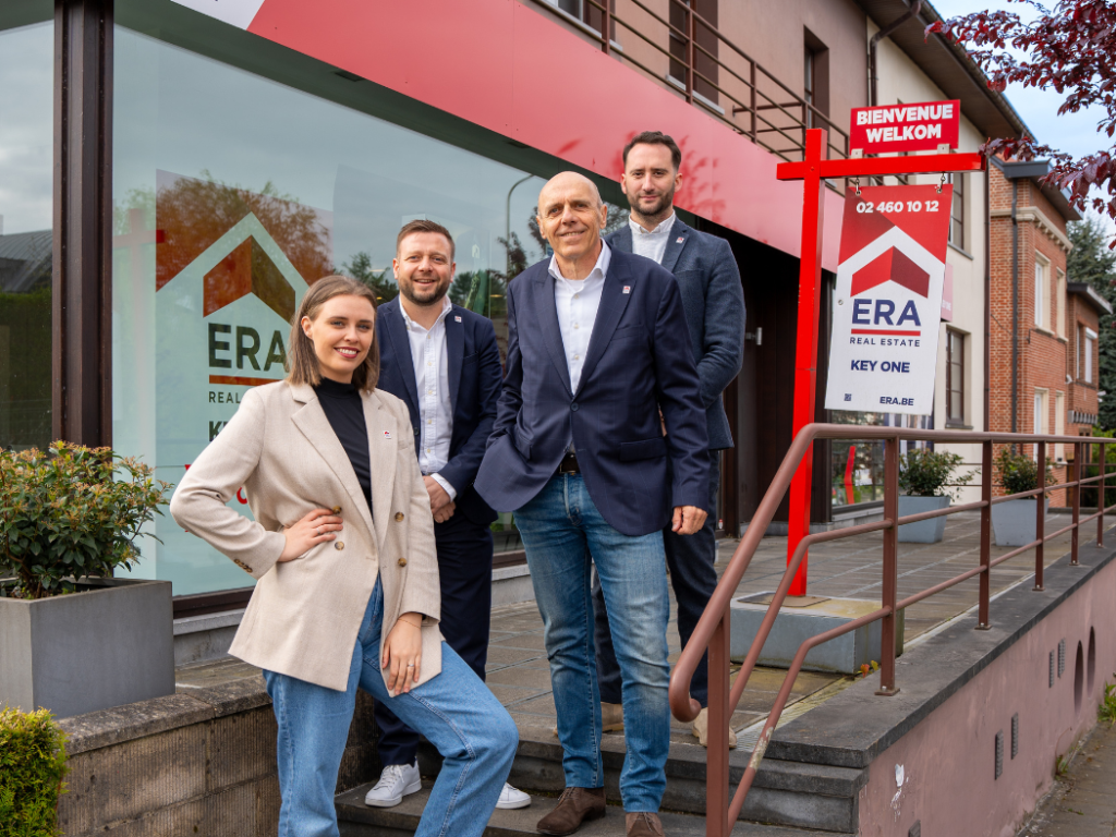 Team van ERA makelaars voor het ERA kantoor.