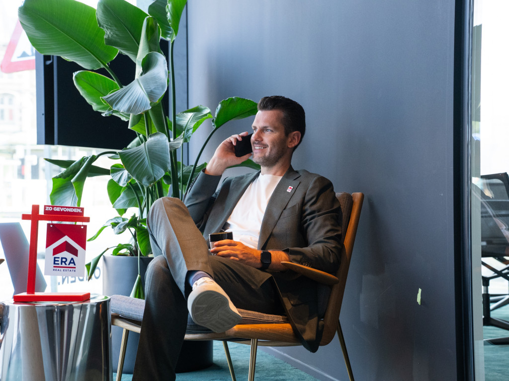 Makelaar aan de telefoon