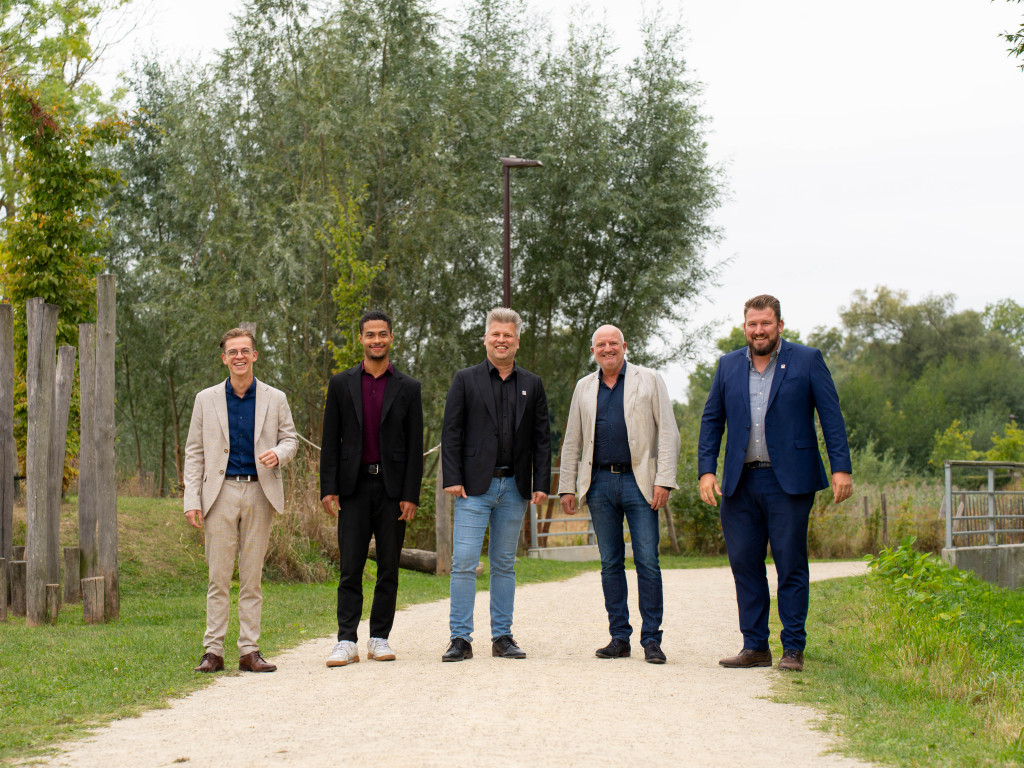 Les agents ERA sont côte à côte à l'extérieur.