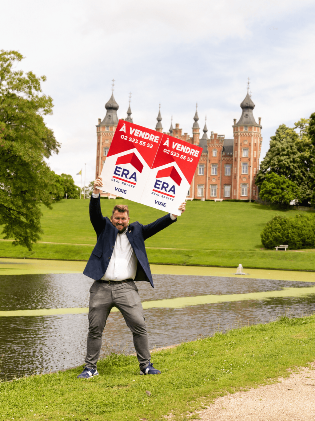 Agent immobilier debout devant un château.