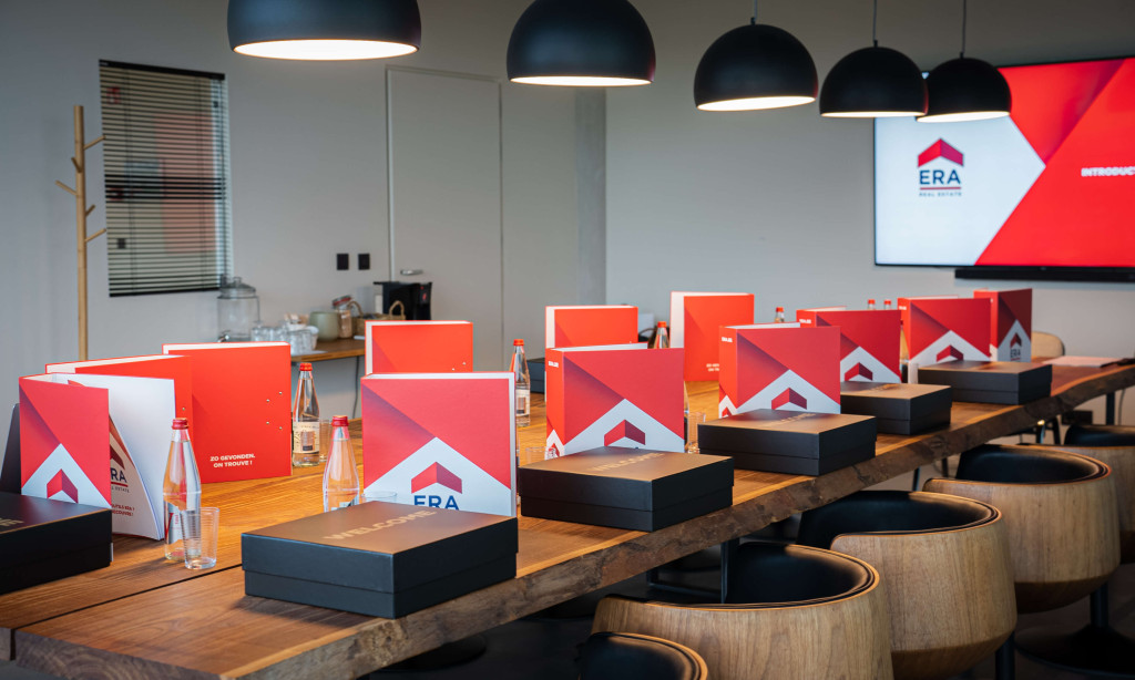 Dit is een vergaderzaal, klaargemaakt voor een ERA atelier.