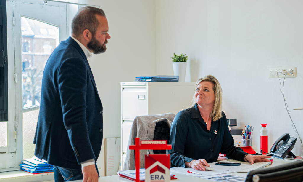 Deux agents immobiliers à un bureau.