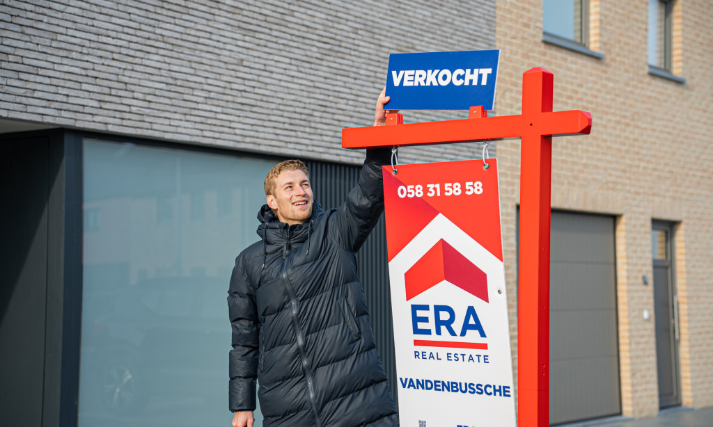 ERA makelaar met verkocht tuinbord