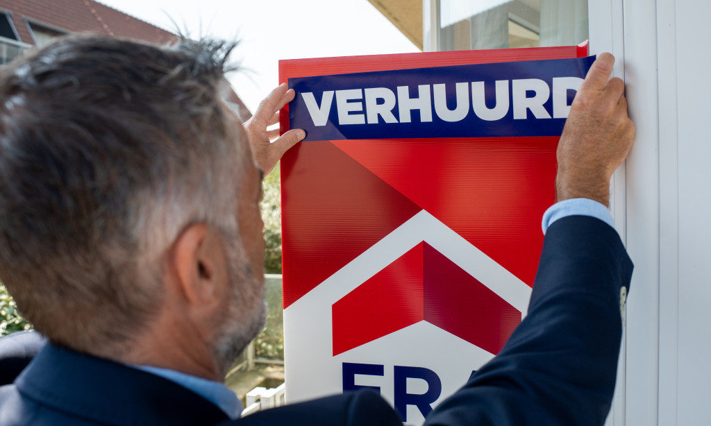 Makelaar kleeft verhuurd op bord
