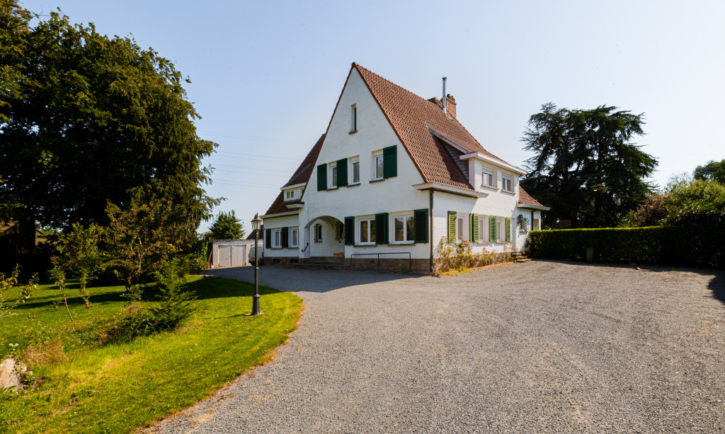 Gevel huis met oprit