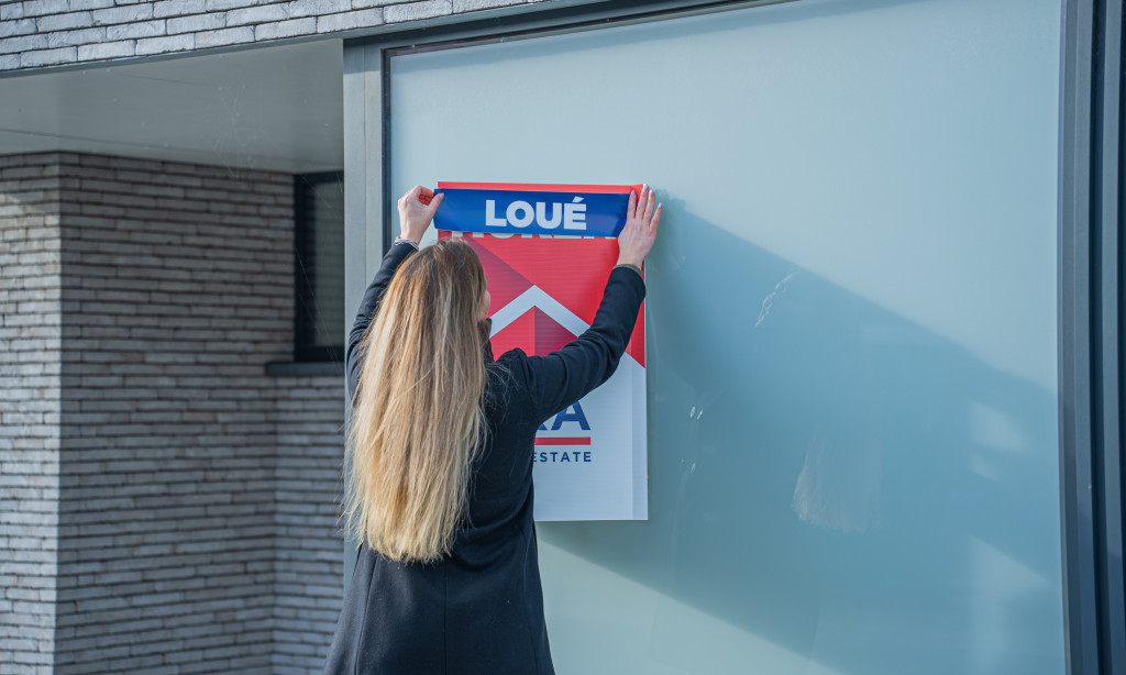 Panneau loué devant une maison