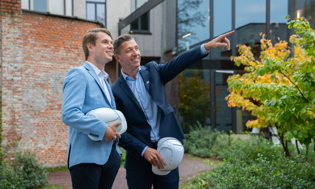 Twee makelaars kijken naar een nieuwbouwproject