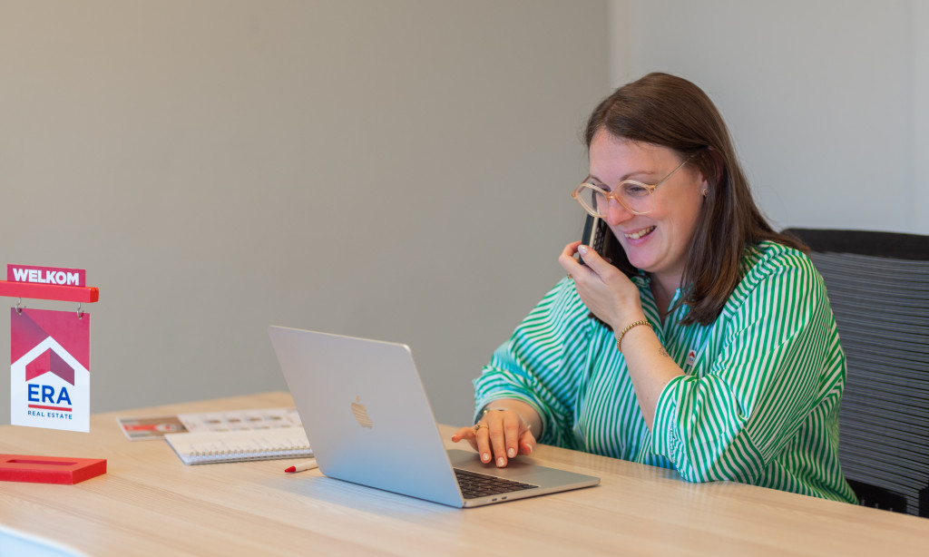 persoon aan de telefoon