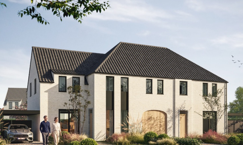 Koppel wandelt langs een nieuwe witte woning met donker pannendak en carport
