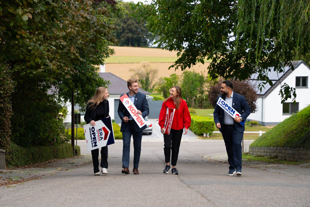 Les agents ERA se trouvent à l'extérieur, devant l'agence.