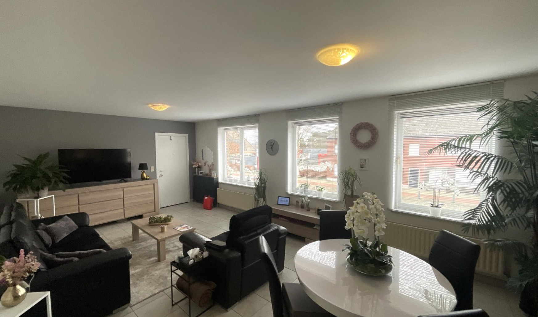 Ring - 61 - Bus 101 - 2200