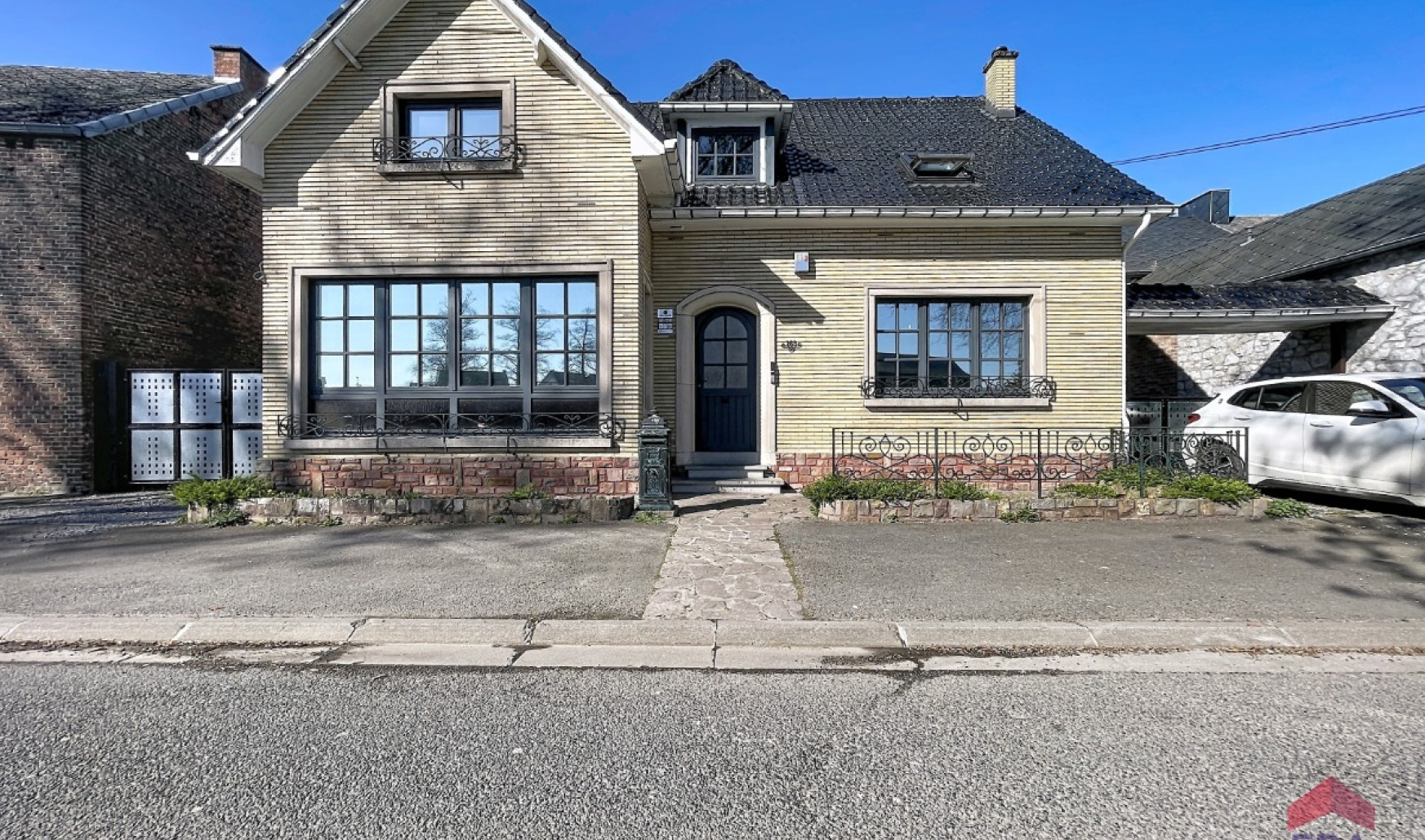 Place Félix Moinil - 269 - - 5300