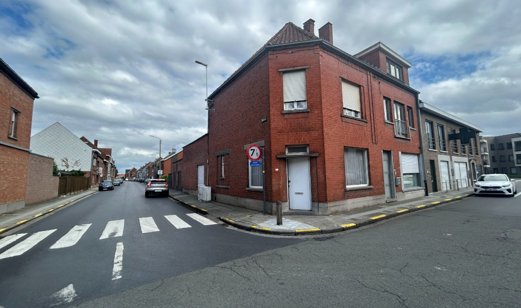 Roeselarestraat - 104 en 102 - bus001+101 - 8560