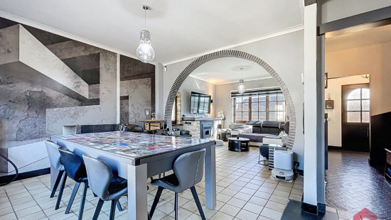 Place Félix Moinil - 269 - - 5300